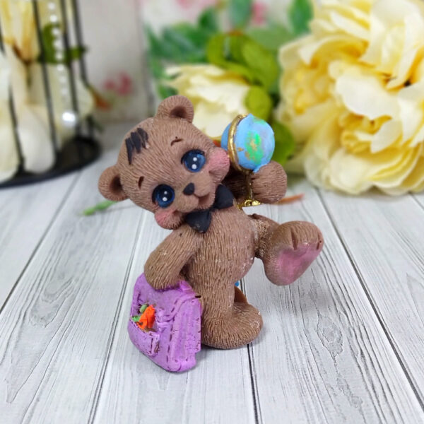 Фигурка Мишка школьник с глобусом 2D, коричневый (ГФ1С002)