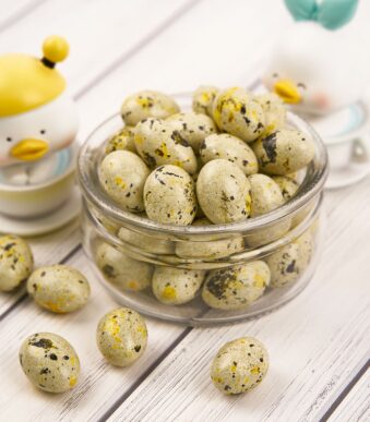 Драже шоколадное с миндалем (ЯЙЦА) бежевые с желтым, 50г.